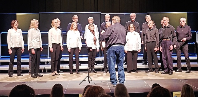 Klikkaa suurentaaksesi Kuoro opistotalolla 04-2025